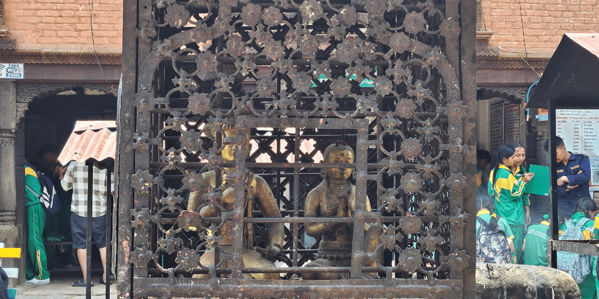Statue of King and Queen in Changu Narayan Temple